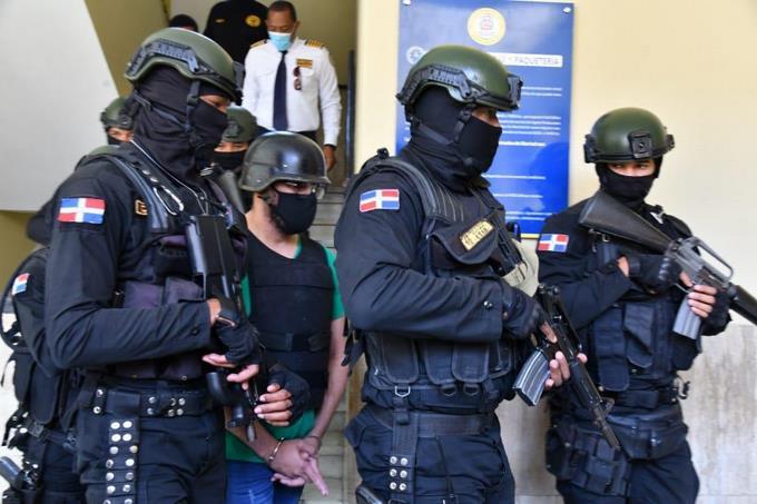 Haitiano furioso hiere varios policías y miembros del MP en la Fiscalía de Constanza