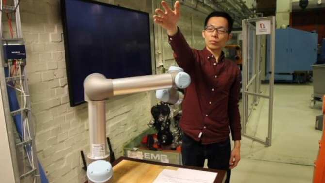 Hacia robots industriales más versátiles en sus interacciones con humanos