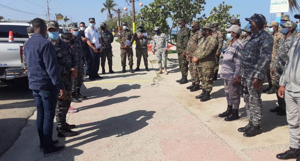 Director regional noroeste de la PN supervisa labores preventivas junto a gobernadora de Montecristi