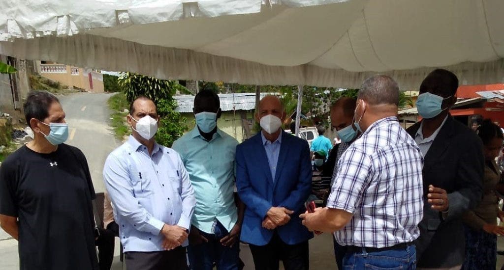 Comisión del PRM en SDN visita familiares de pareja de pastores asesinados por Policías