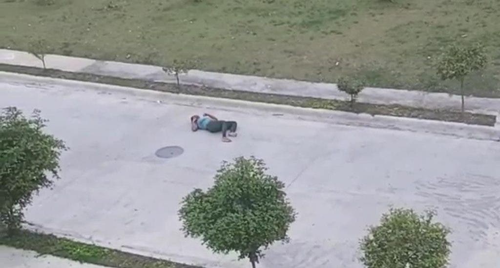 Lanzan mujer al pavimento desde un carro en marcha en Villa Mella