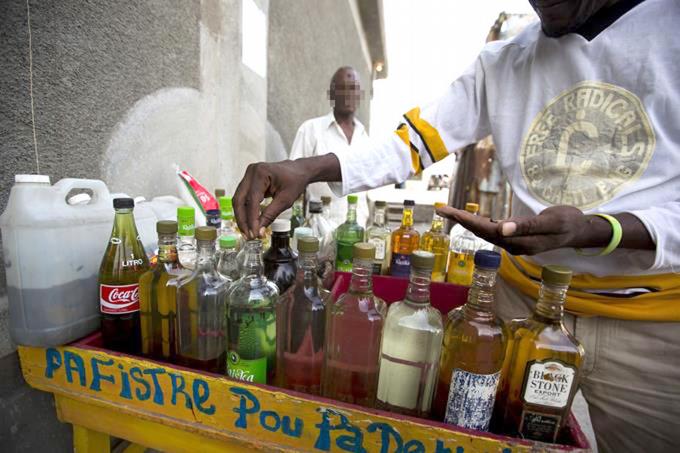 Abinader condena adulteración alcohol y pide castigo para responsables