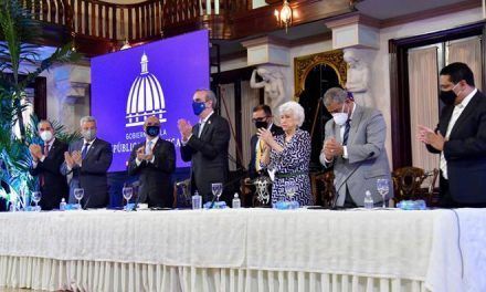 Abinader pide a los antiéticos renunciar