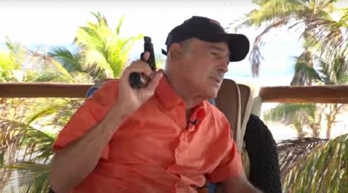 Andrés García dispara su arma («¡pum, pum, pum!») en medio de una entrevista