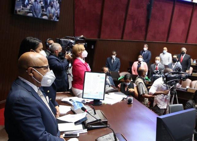 En caldeada sesión diputados extienden estado emergencia