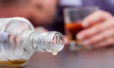 Suman 18 muertes por alcohol adulterado en la Línea Noroeste