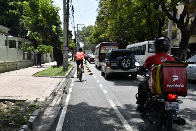 Tapan rótulos para poder circular en vía contraria