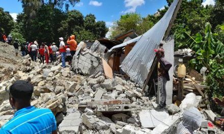 Una madre y su hija de dos años mueren en Baní al derrumbarse una pared
