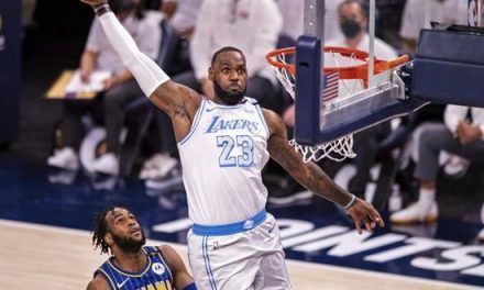 James regresa y ayuda en el triunfo de Lakers ante Pacers