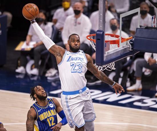 James regresa y ayuda en el triunfo de Lakers ante Pacers