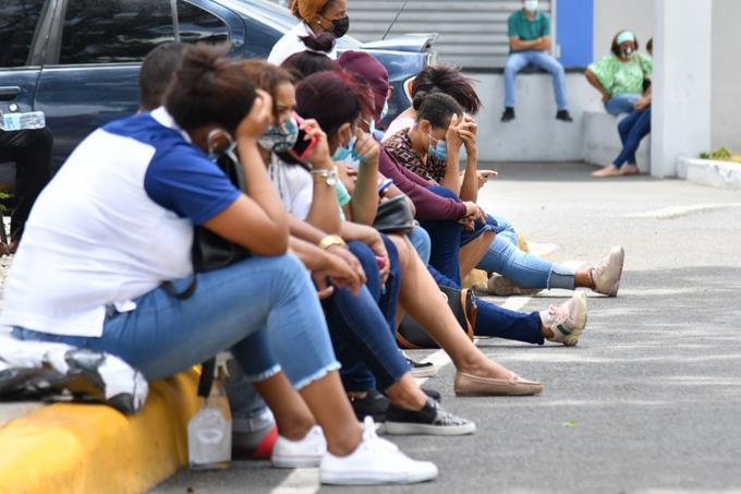 Hospitales llenos: ambulancias y sillas son usadas para atender pacientes Covid