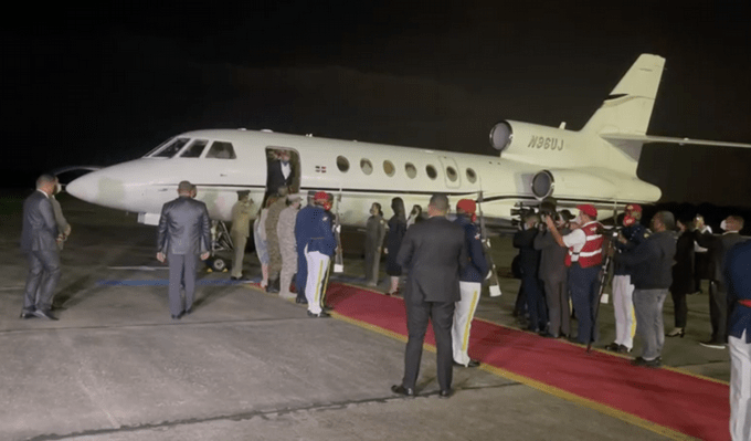 Abinader llega al país tras participar en toma de posesión presidente de Ecuador