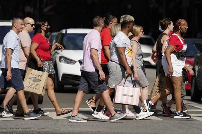 Relajan restricciones en EEUU ante alza en vacunación