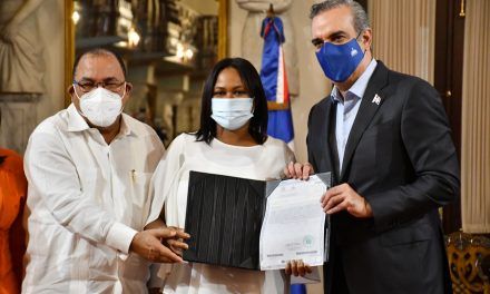 Abinader encabeza entrega de títulos propiedad; guardan silencio como tributo a Peña Gómez