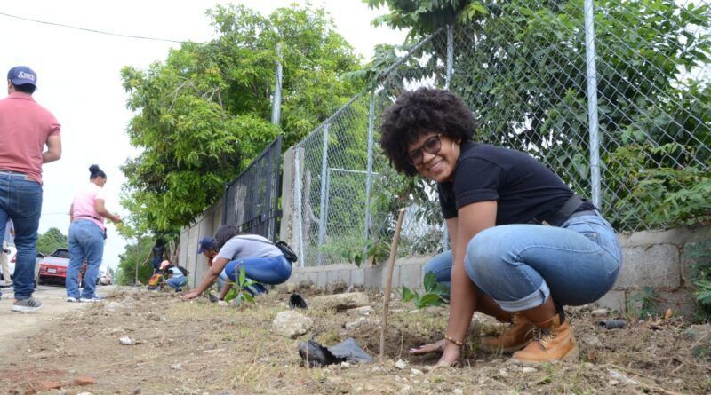 Ayuntamiento de Santiago ejecuta segunda jornada de reforestación en perímetro exterior Parque Central