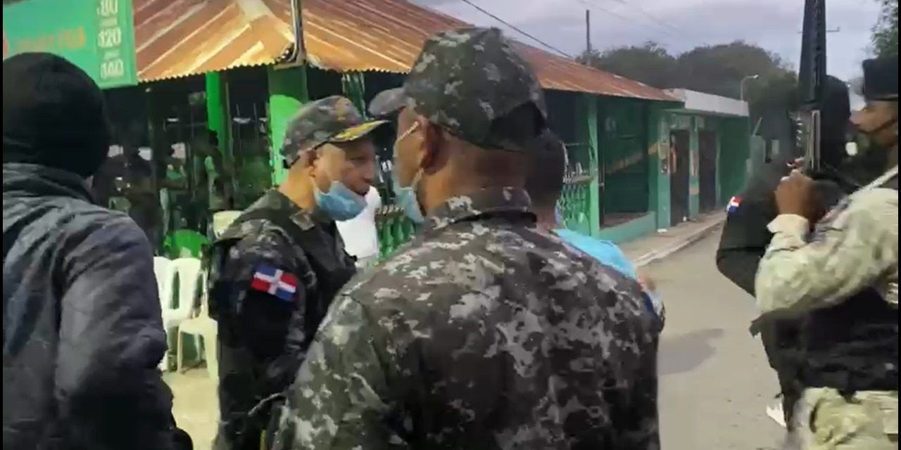 Multitud se enfrenta con agentes policiales en San José de Ocoa