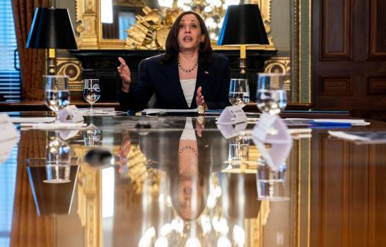 Harris aborda corrupción y migración con exfiscales y exjuezas de Guatemala