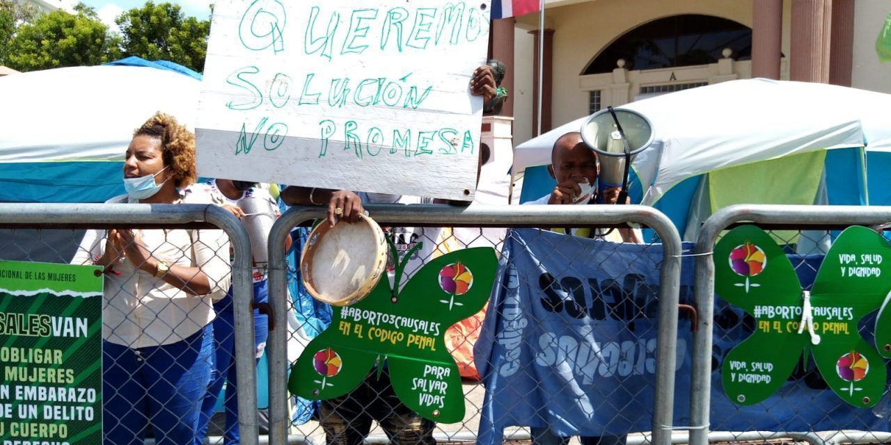 Familias dicen están “en la calle” por desalojo violento en San Isidro