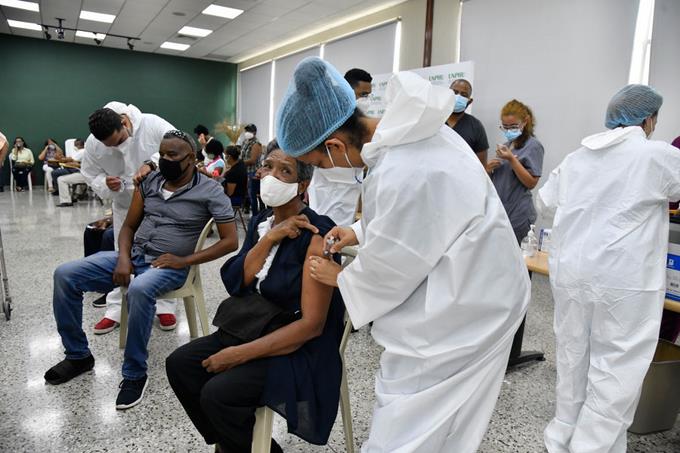 Buen flujo de empleados a vacunarse