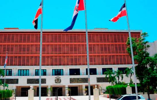 Buscan eliminar por ley pago a permisos para salidas de menores del país