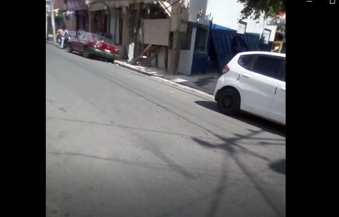 Denuncian Ayuntamiento SDO permite construcción de locales comerciales en las aceras