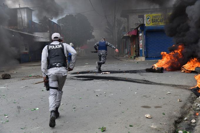 Desalojo degenera en una batalla campal en La Victoria
