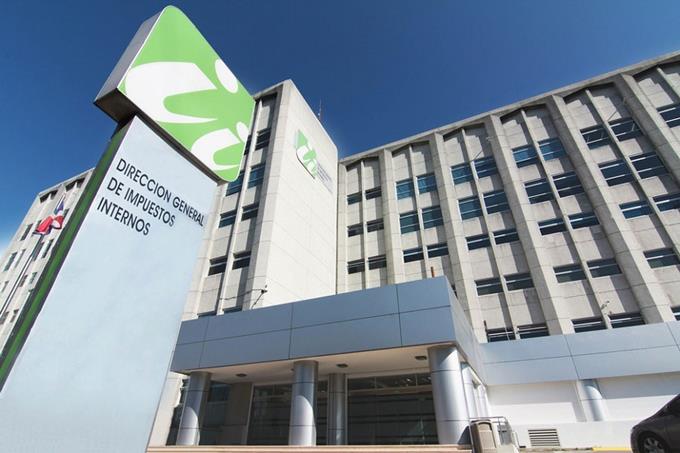 DGII invita a bancos a cobrar impuesto de 2%