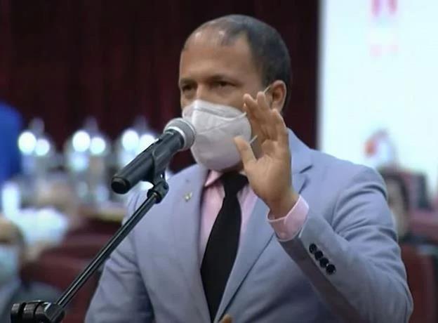 Diputado contagiado provoca salida de sus colegas de la sesión