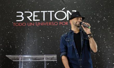 El cantautor santiaguero Brettón celebra «Todo un universo por vivir»
