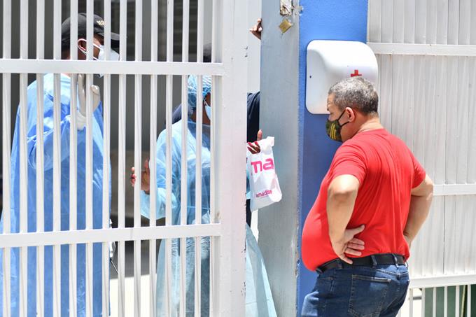 Hospitales de Santo Domingo rebotan los pacientes Covid a Santiago