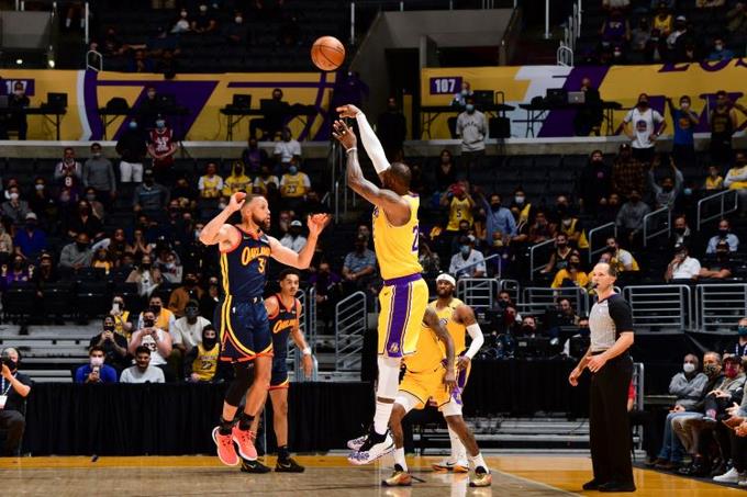 LeBron le gana el duelo a Curry y Lakers enfrentarán a Suns