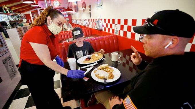 Muchos negocios en EEUU suben salarios: les urgen empleados