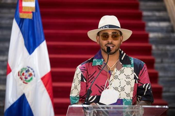 Ozuna exhorta a los jóvenes a vacunarse contra el covid-19
