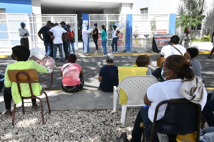 Pacientes deambulan en busca camas Covid