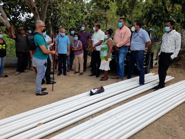Alcalde Montás entrega 600 metros tubos para llevar agua a 100 familias de Los Nova