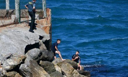 Un récord de 5,000 migrantes llegan al enclave español de Ceuta en un día