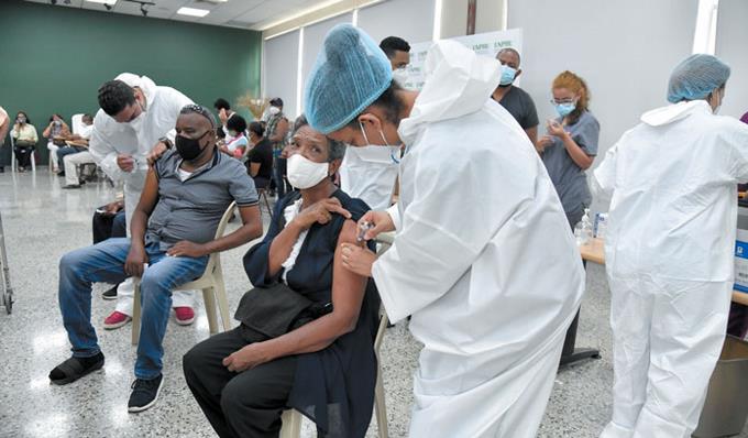 Yunén clama a personas que se pongan la vacuna