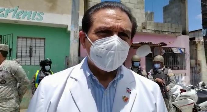 Ministro de Salud: “Los extranjeros que están viviendo permanentemente tienen derecho a su vacunación”