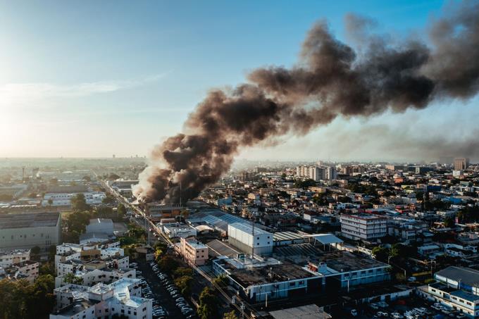 Incendio afecta colchonería en el Ensanche La Fe
