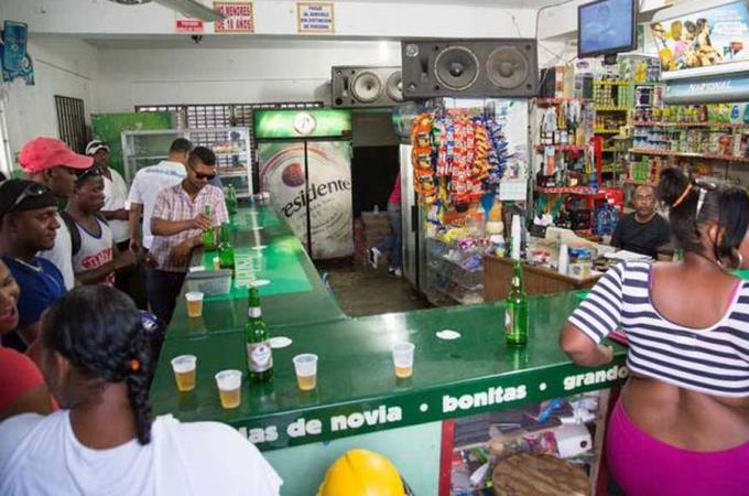 A pesar del alza de la cerveza colmados hacen “su agosto”