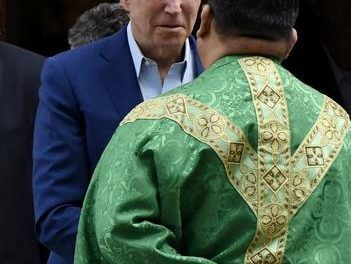 Biden visita iglesia luego de que obispos le desafiaran por apoyo al aborto