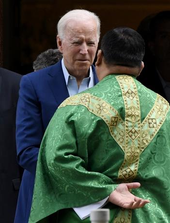 Biden visita iglesia luego de que obispos le desafiaran por apoyo al aborto