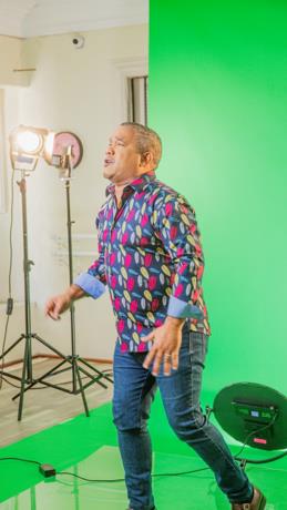 Héctor Acosta graba video de su nueva bachata “Pa que me perdones”