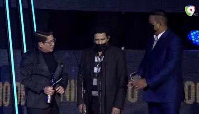 Hombre se «cuela» en Premios Soberano y sube al escenario para enviarle un mensaje a su amor platónico