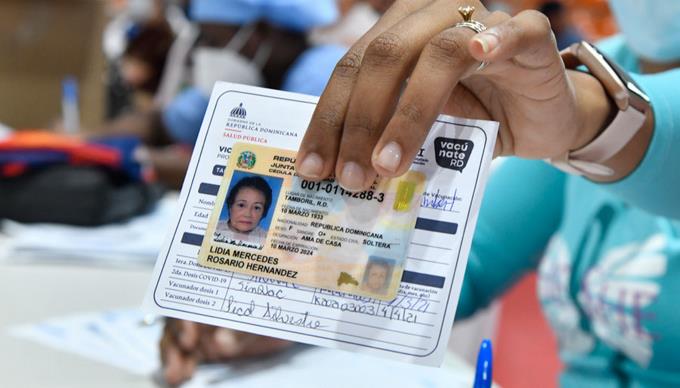La tarjeta de la vacuna genera controversia