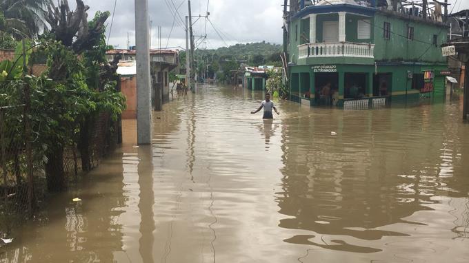 “Cuatro gotas” y San Cristóbal se inunda; lluvias seguirán