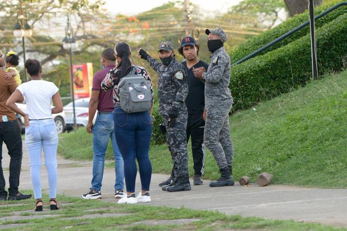 Policía de Santiago no da tregua a violadores del toque de queda