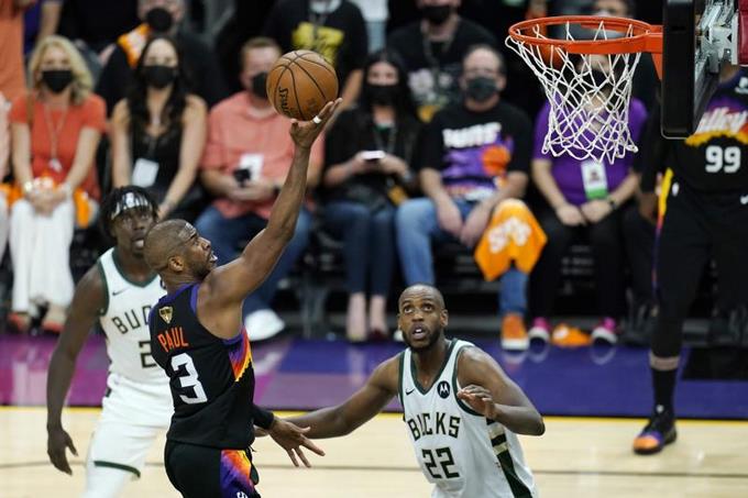 Paul, Booker y Ayton lideran a Suns a ganar primer partido