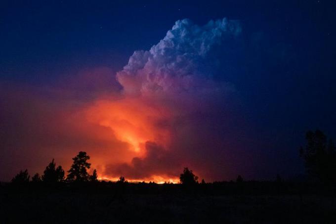 Crece enorme incendio forestal en Oregon