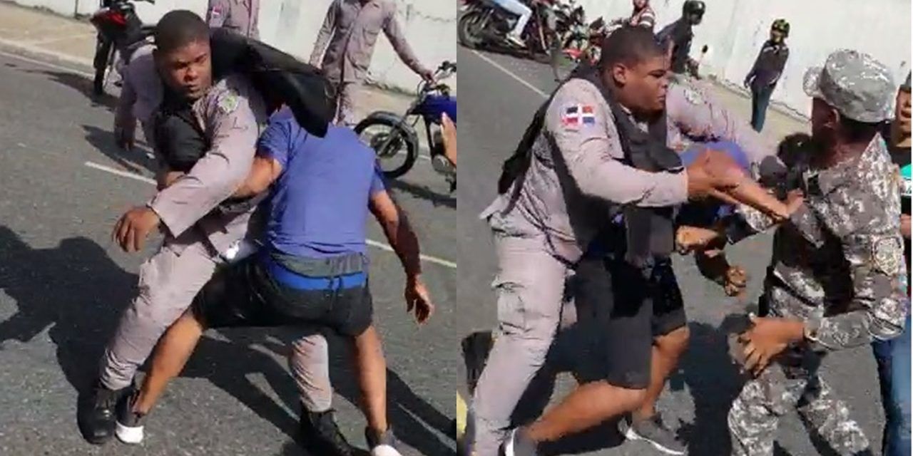 Se registra pelea entre dos agentes de la Policía y ciudadanos